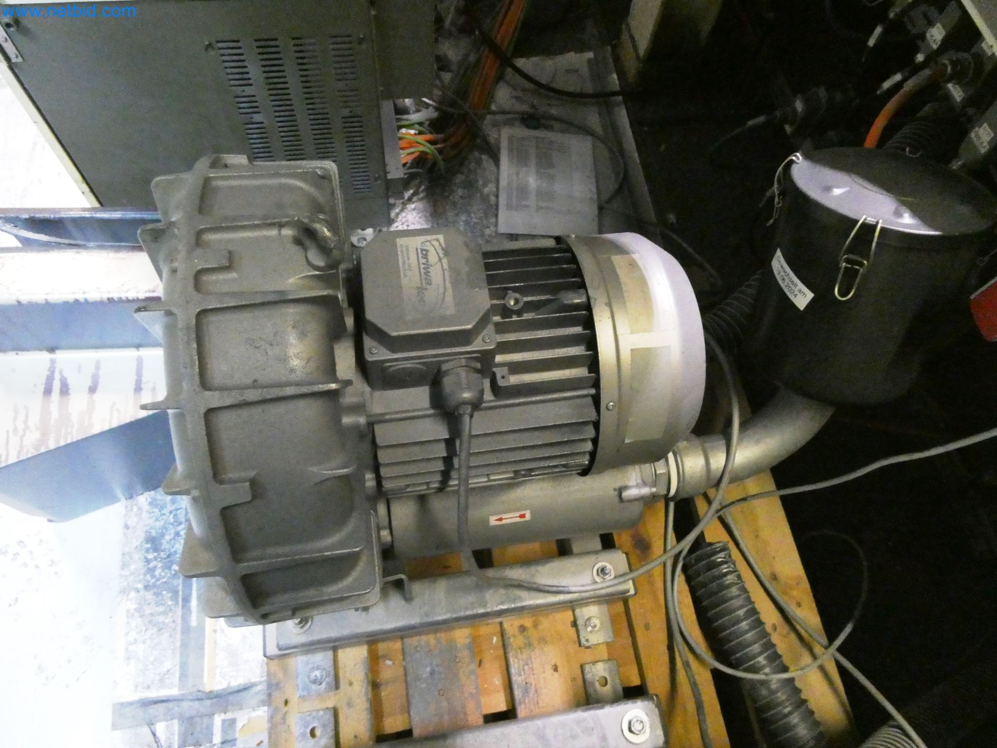 Roboty, sprzęt spawalniczy i akcesoria montażowe z branży motoryzacyjnej-7