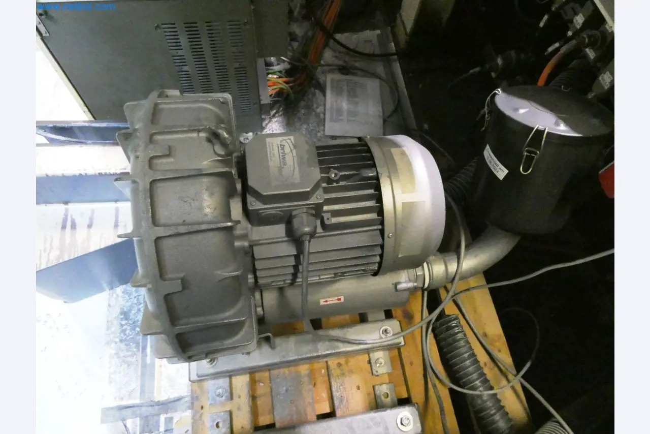 Roboty, sprzęt spawalniczy i akcesoria montażowe z branży motoryzacyjnej-7