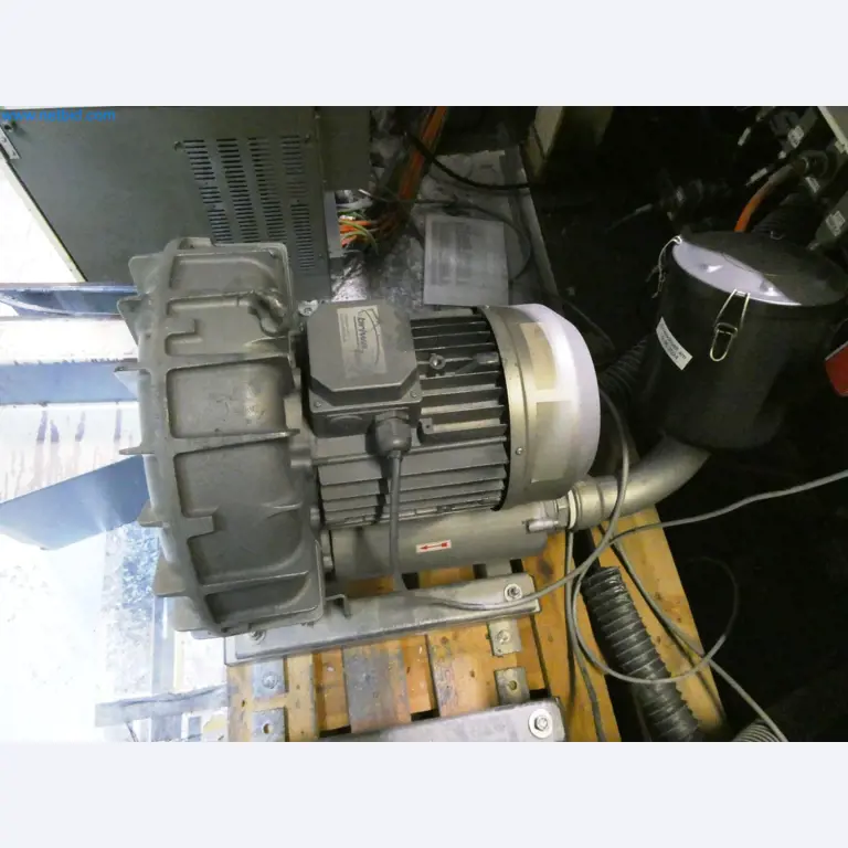 Roboty, sprzęt spawalniczy i akcesoria montażowe z branży motoryzacyjnej-7