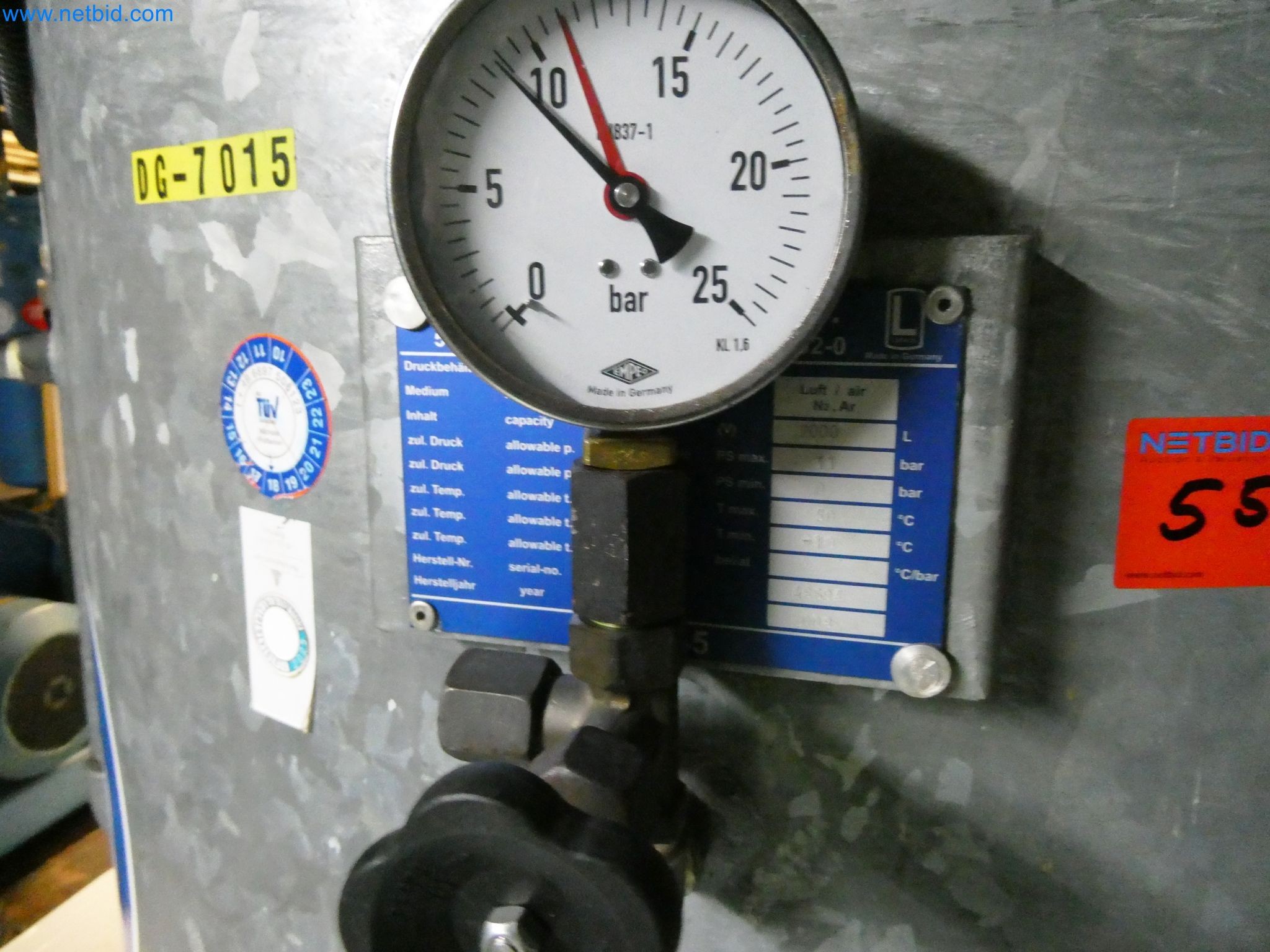 Roboty, sprzęt spawalniczy i akcesoria montażowe z branży motoryzacyjnej-1