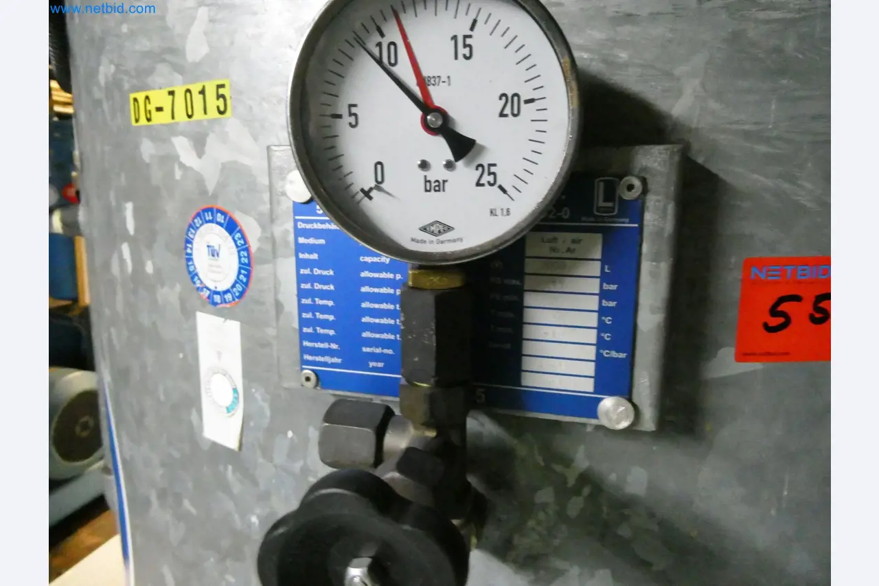 Roboty, sprzęt spawalniczy i akcesoria montażowe z branży motoryzacyjnej-1