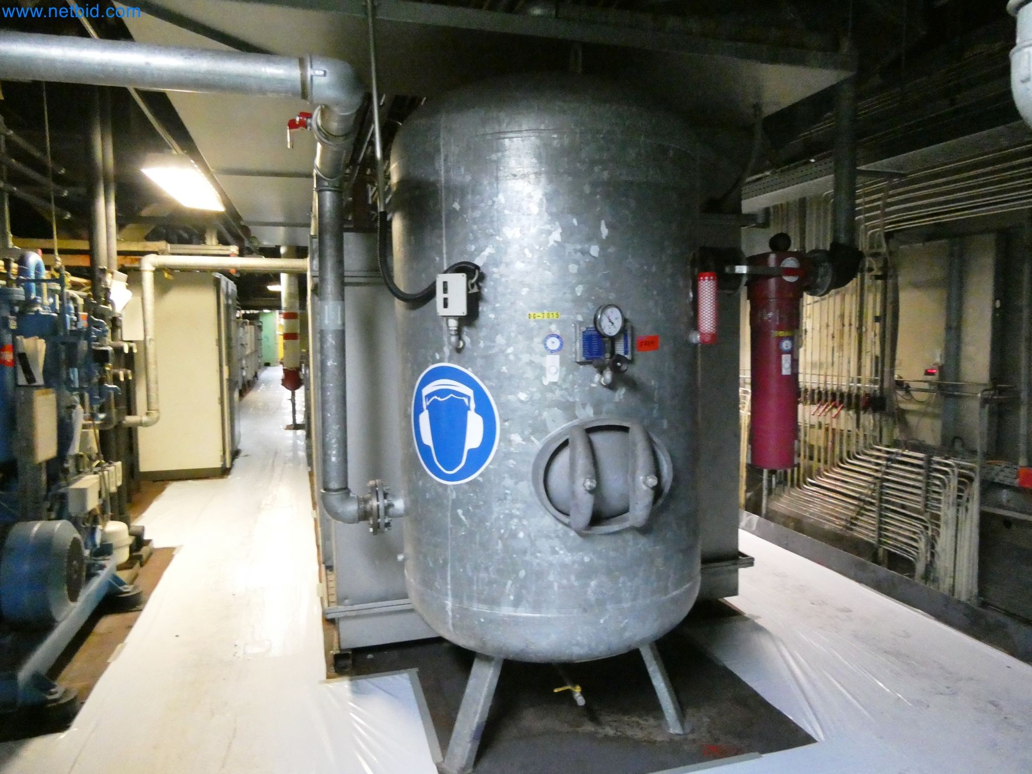 Roboty, sprzęt spawalniczy i akcesoria montażowe z branży motoryzacyjnej-2