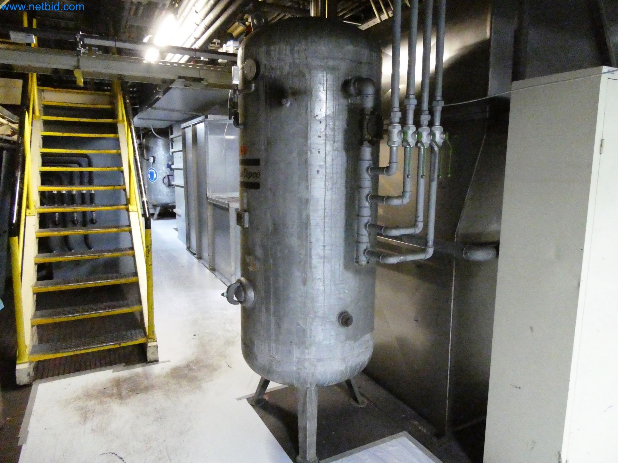 Roboty, sprzęt spawalniczy i akcesoria montażowe z branży motoryzacyjnej-1