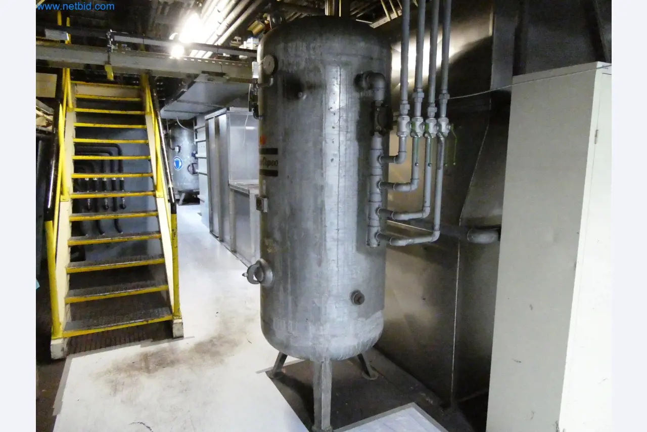 Roboty, sprzęt spawalniczy i akcesoria montażowe z branży motoryzacyjnej-1