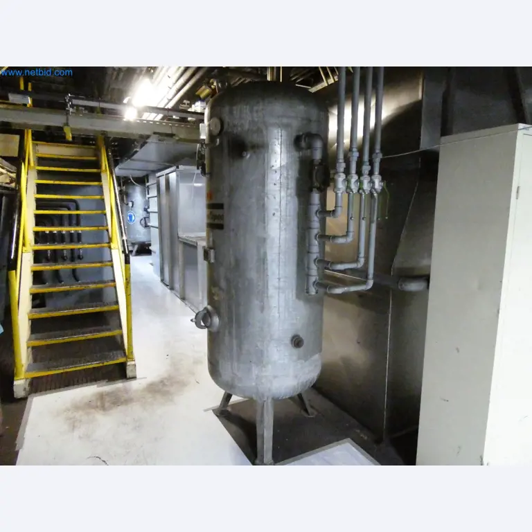 Roboty, sprzęt spawalniczy i akcesoria montażowe z branży motoryzacyjnej-1