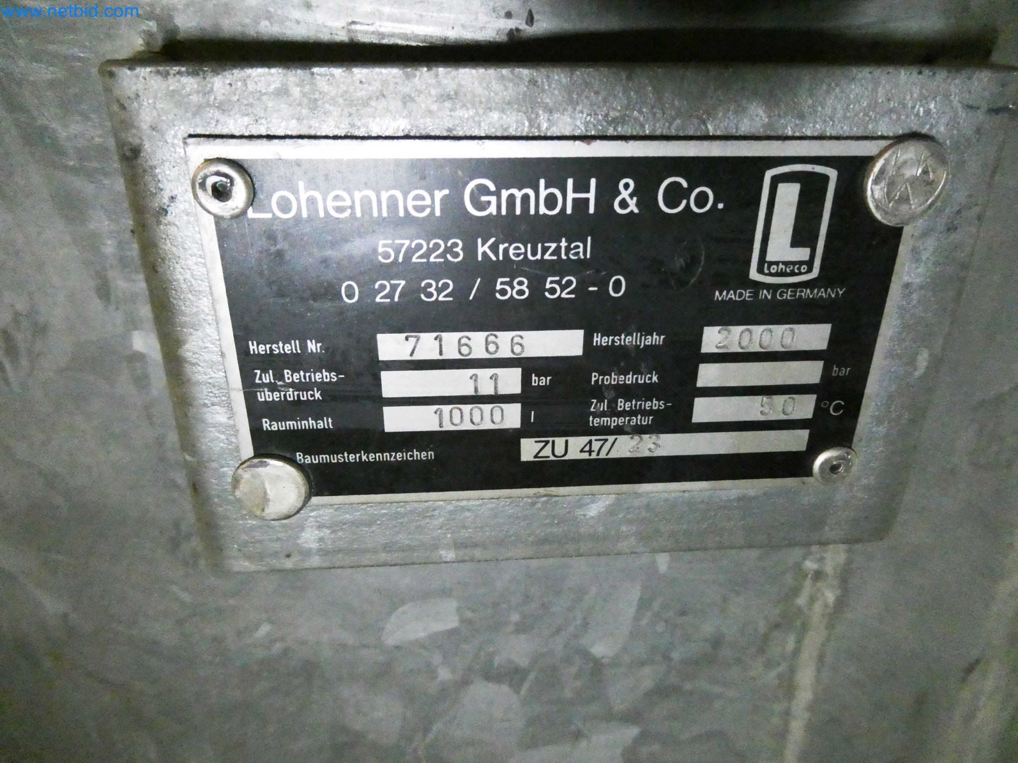 Roboty, sprzęt spawalniczy i akcesoria montażowe z branży motoryzacyjnej-2