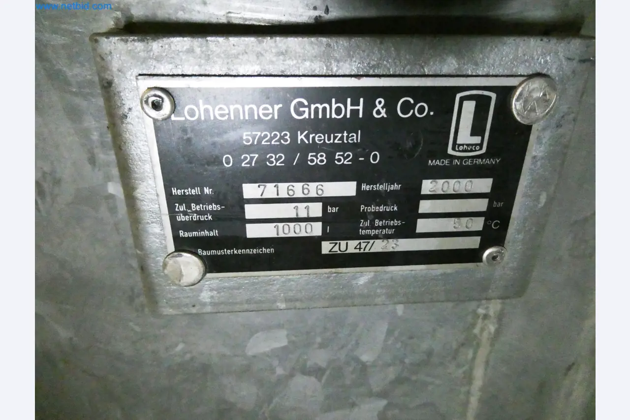 Roboty, sprzęt spawalniczy i akcesoria montażowe z branży motoryzacyjnej-2