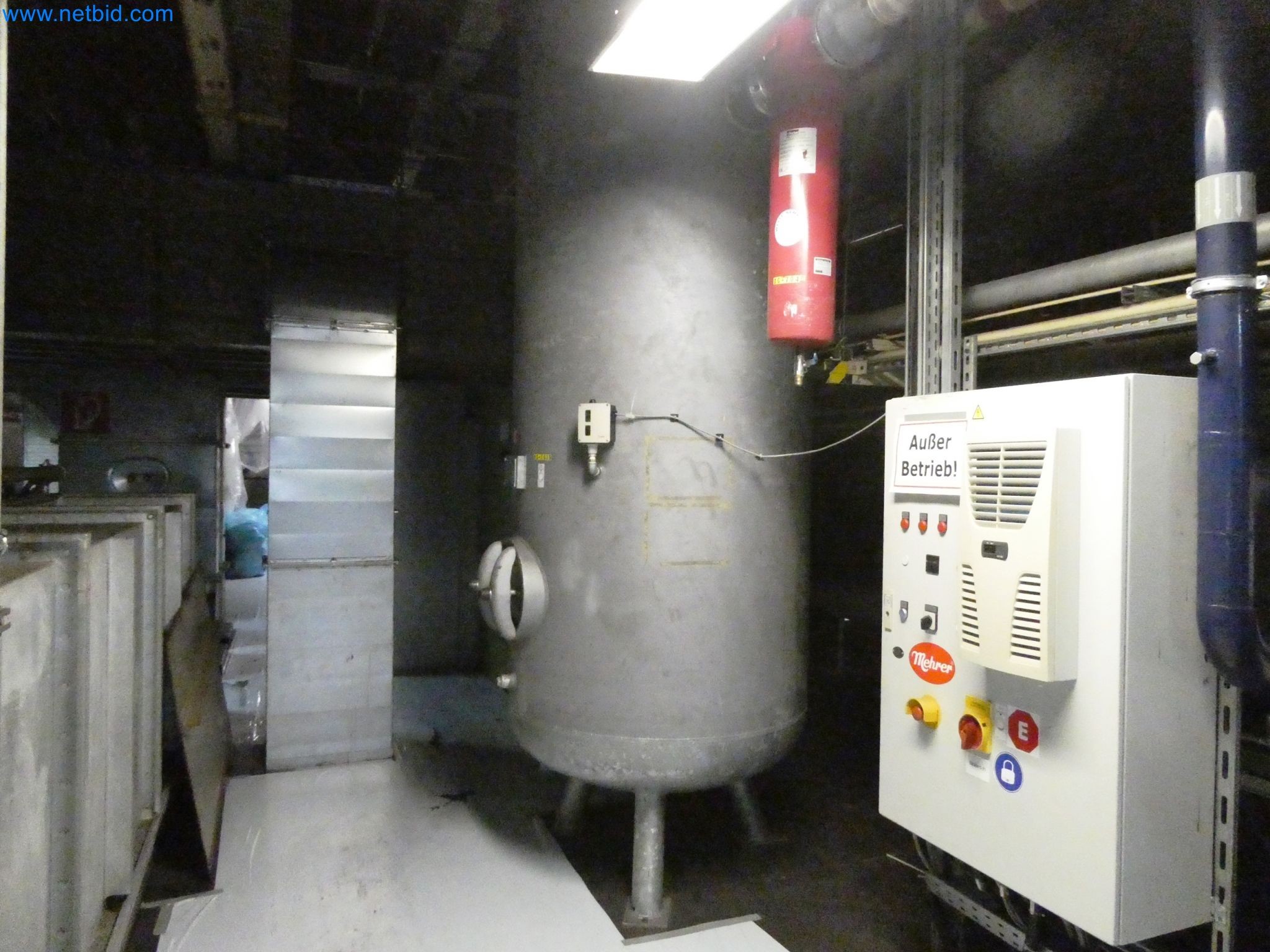 Roboty, sprzęt spawalniczy i akcesoria montażowe z branży motoryzacyjnej-1