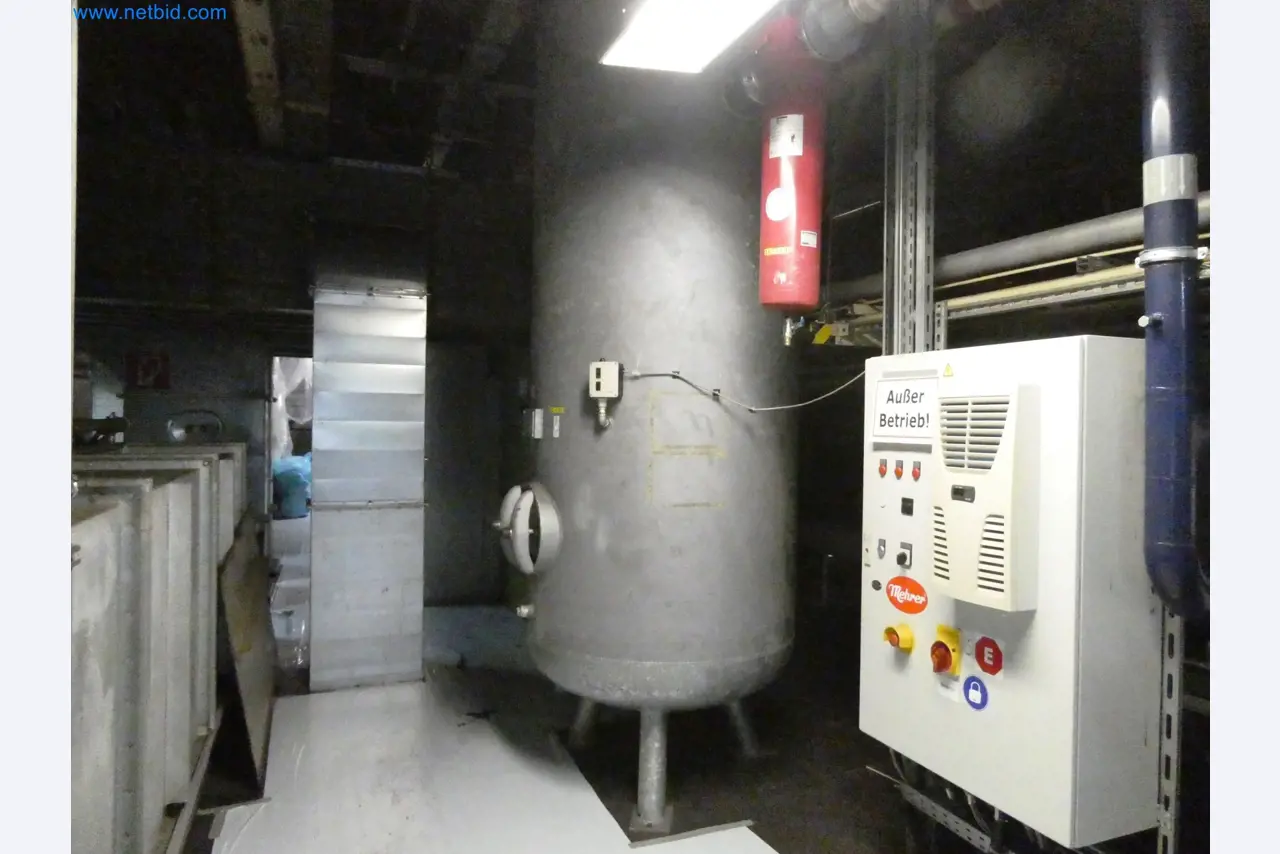 Roboty, sprzęt spawalniczy i akcesoria montażowe z branży motoryzacyjnej-1