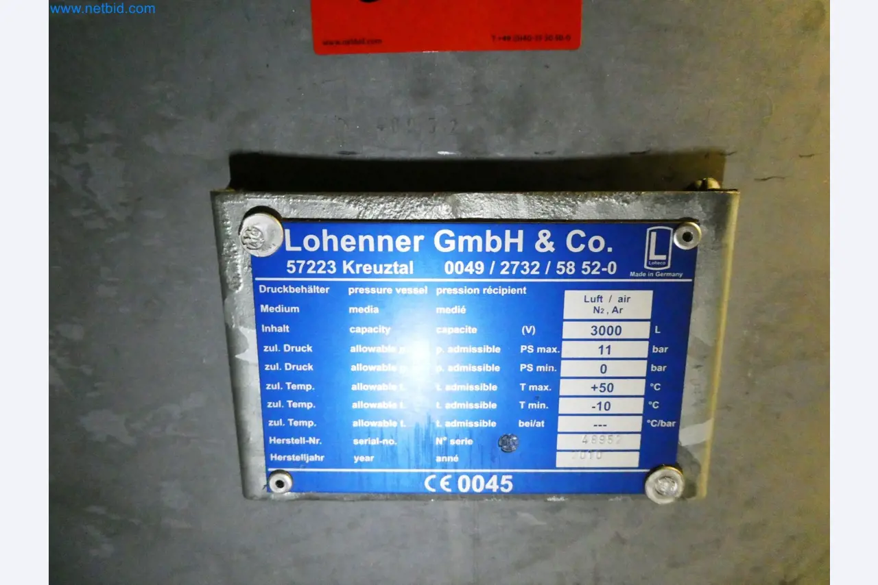 Roboty, sprzęt spawalniczy i akcesoria montażowe z branży motoryzacyjnej-2