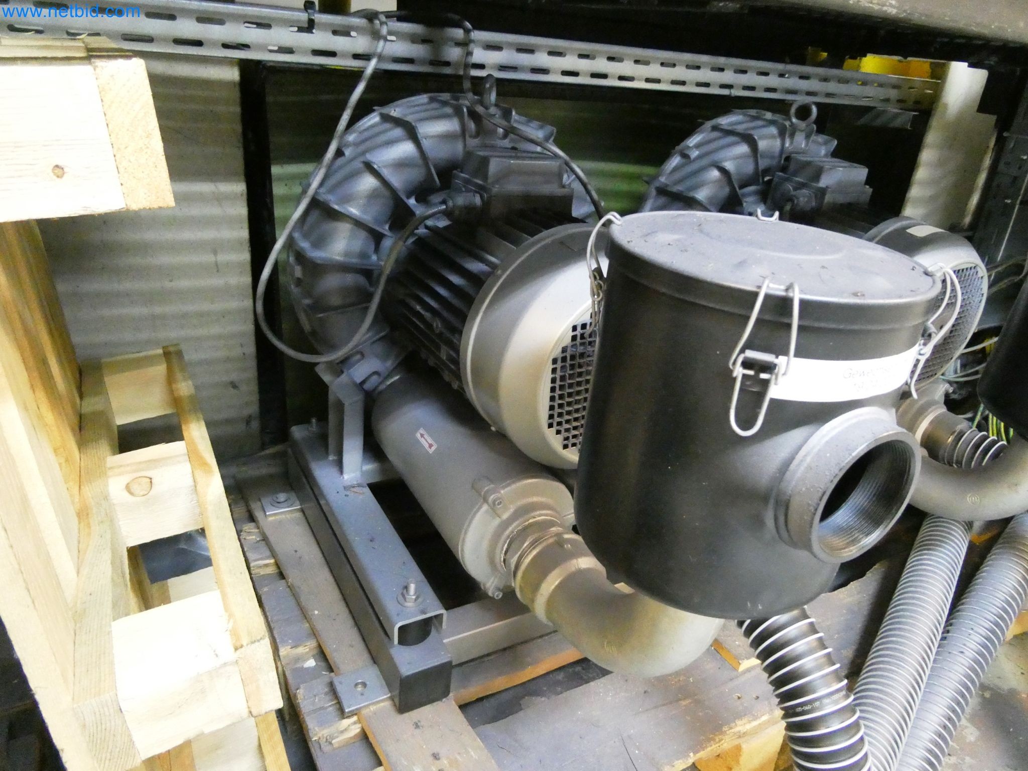 Roboty, svařovací zařízení a montážní příslušenství z automobilového průmyslu-1