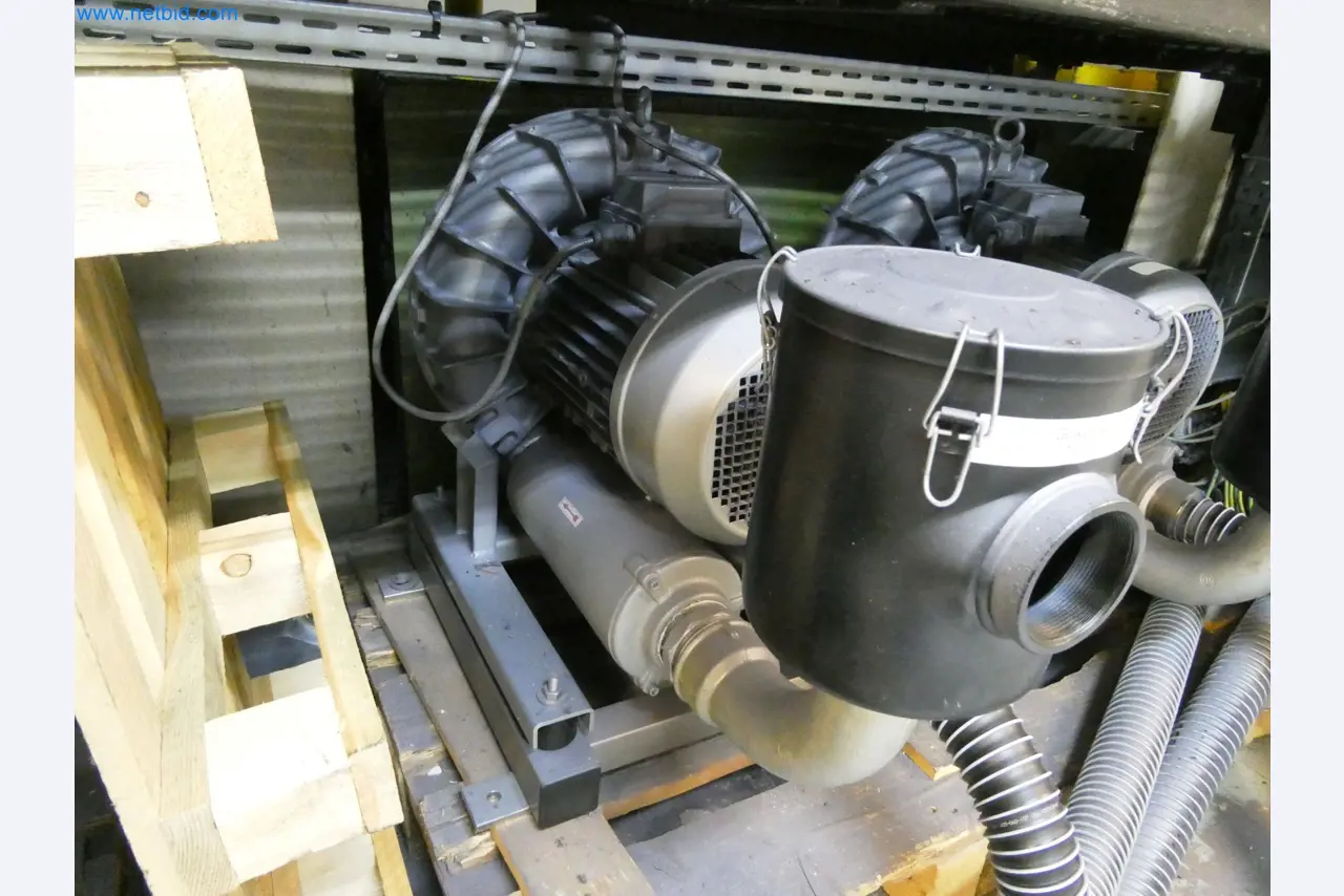 Roboty, svařovací zařízení a montážní příslušenství z automobilového průmyslu-1