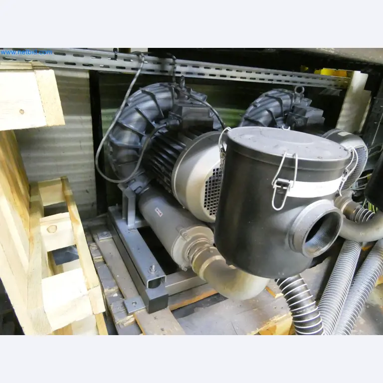 Roboty, svařovací zařízení a montážní příslušenství z automobilového průmyslu-1