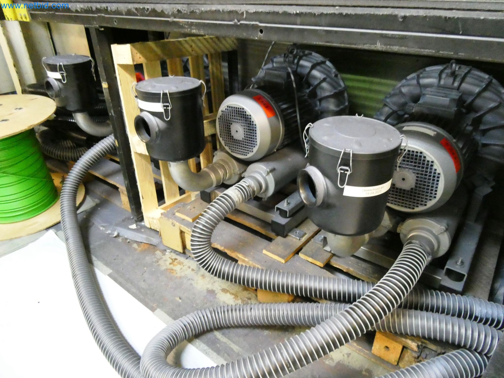 Roboty, svařovací zařízení a montážní příslušenství z automobilového průmyslu-2