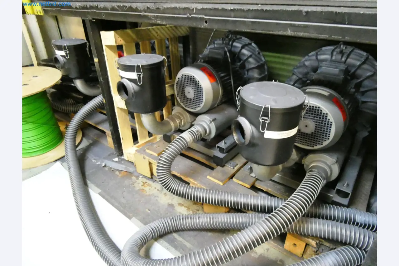 Roboty, svařovací zařízení a montážní příslušenství z automobilového průmyslu-2