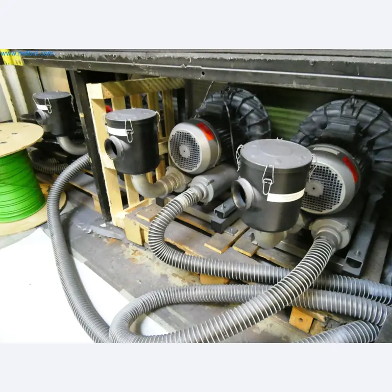 Roboty, svařovací zařízení a montážní příslušenství z automobilového průmyslu-2