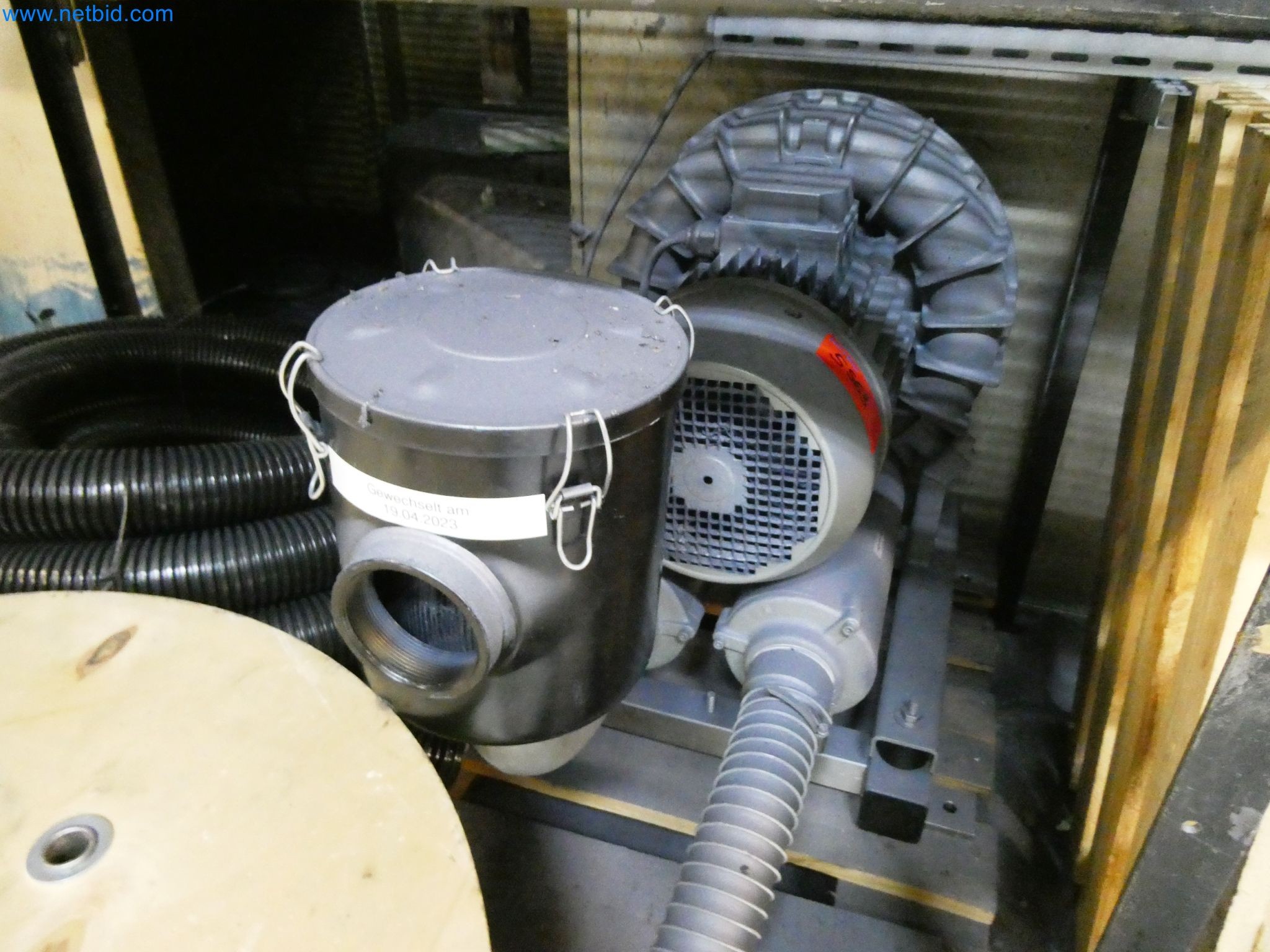 Roboty, svařovací zařízení a montážní příslušenství z automobilového průmyslu-3