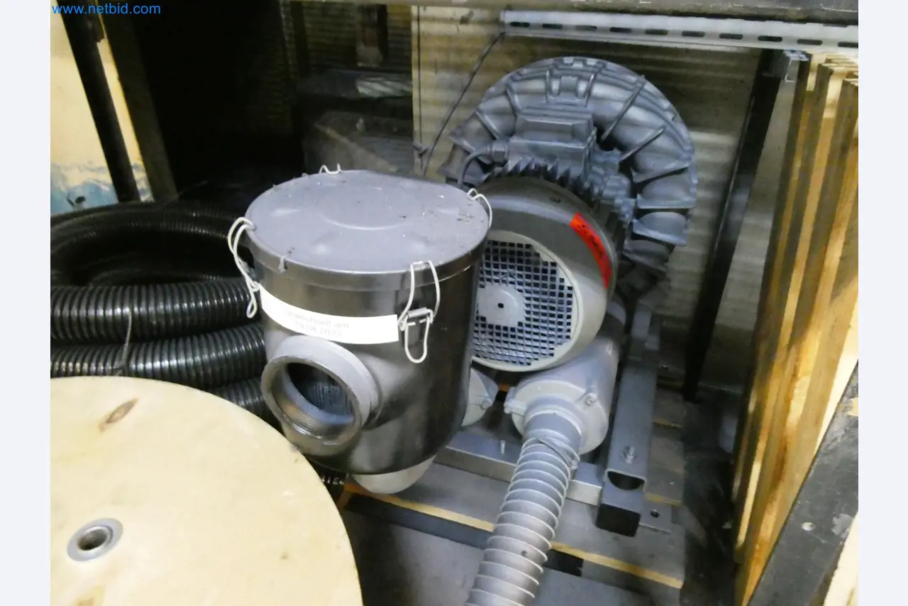 Roboty, svařovací zařízení a montážní příslušenství z automobilového průmyslu-3