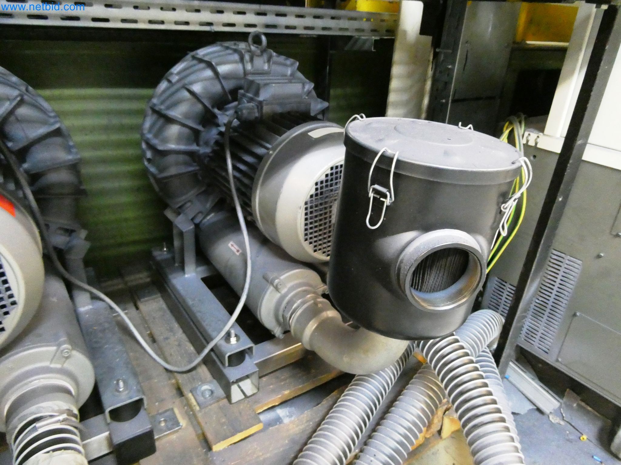 Roboty, svařovací zařízení a montážní příslušenství z automobilového průmyslu-4