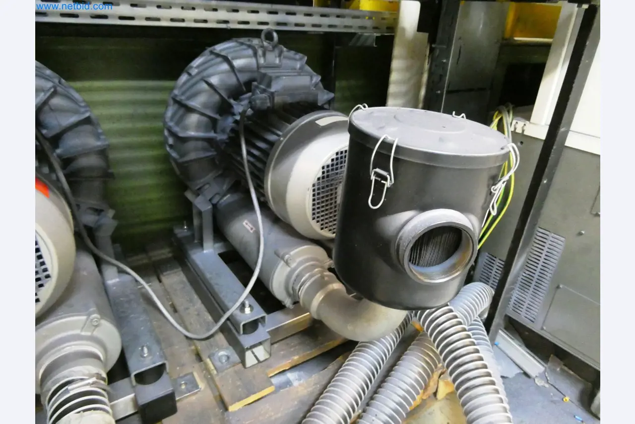 Roboty, svařovací zařízení a montážní příslušenství z automobilového průmyslu-4