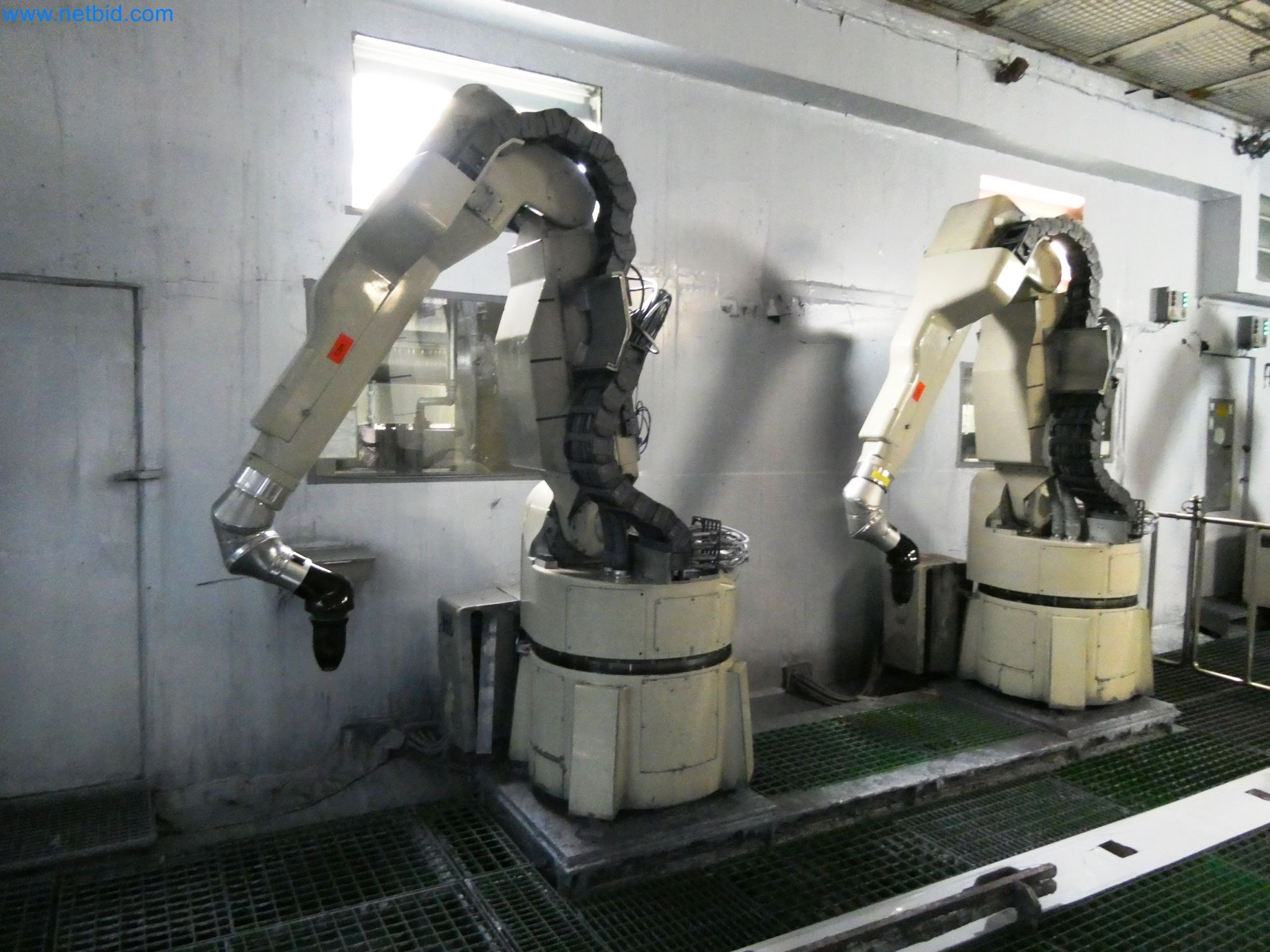 Roboty, svařovací zařízení a montážní příslušenství z automobilového průmyslu-1