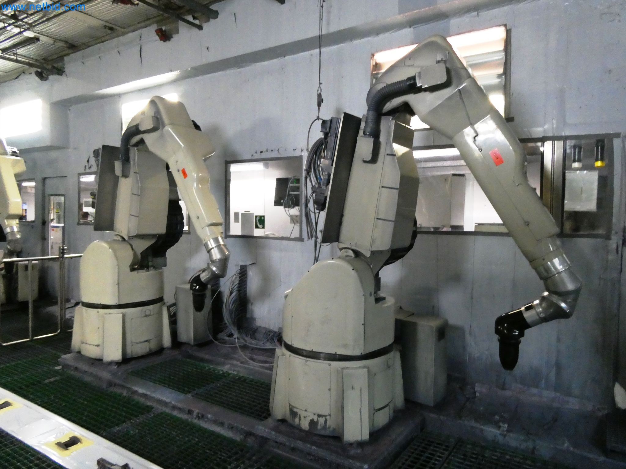 Roboty, svařovací zařízení a montážní příslušenství z automobilového průmyslu-2