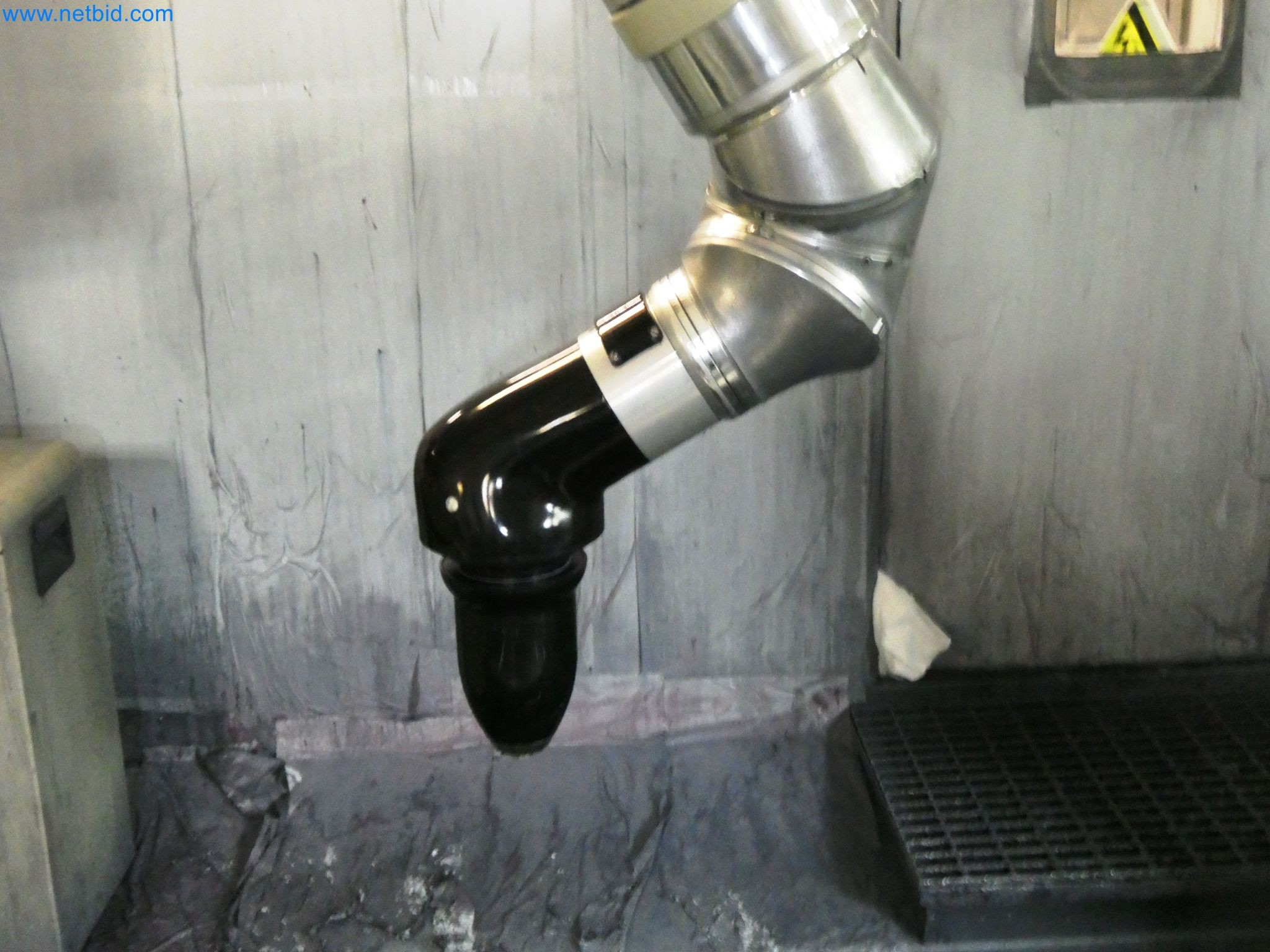 Roboty, svařovací zařízení a montážní příslušenství z automobilového průmyslu-4