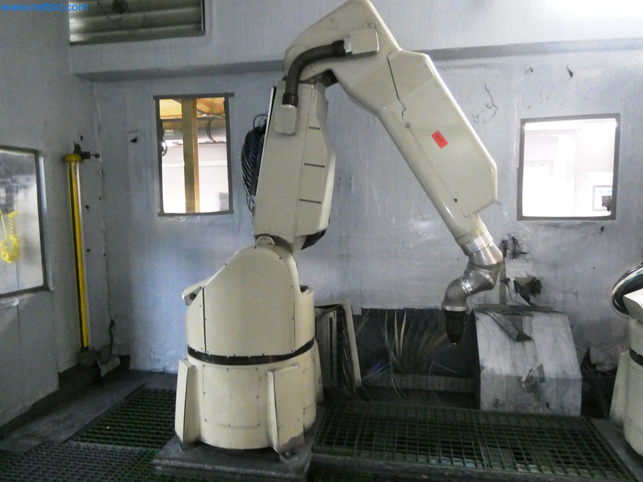 Roboty, svařovací zařízení a montážní příslušenství z automobilového průmyslu-5