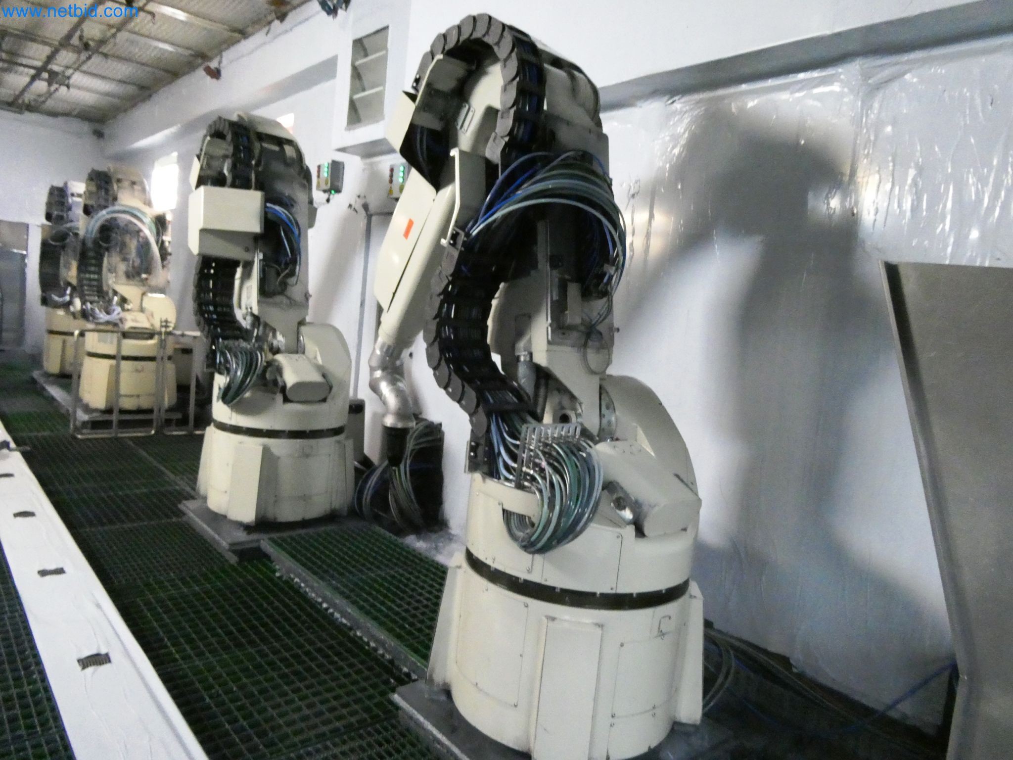 Roboty, svařovací zařízení a montážní příslušenství z automobilového průmyslu-7