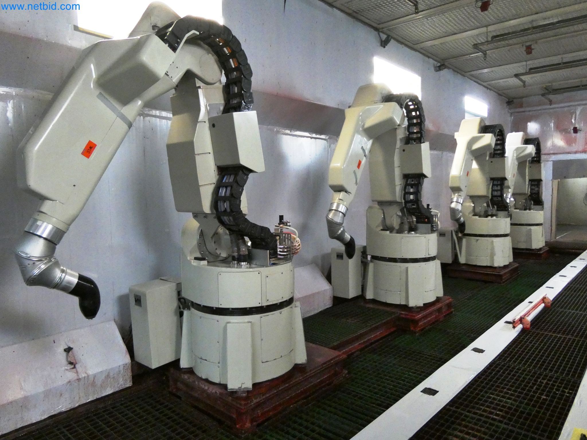 Roboty, svařovací zařízení a montážní příslušenství z automobilového průmyslu-1