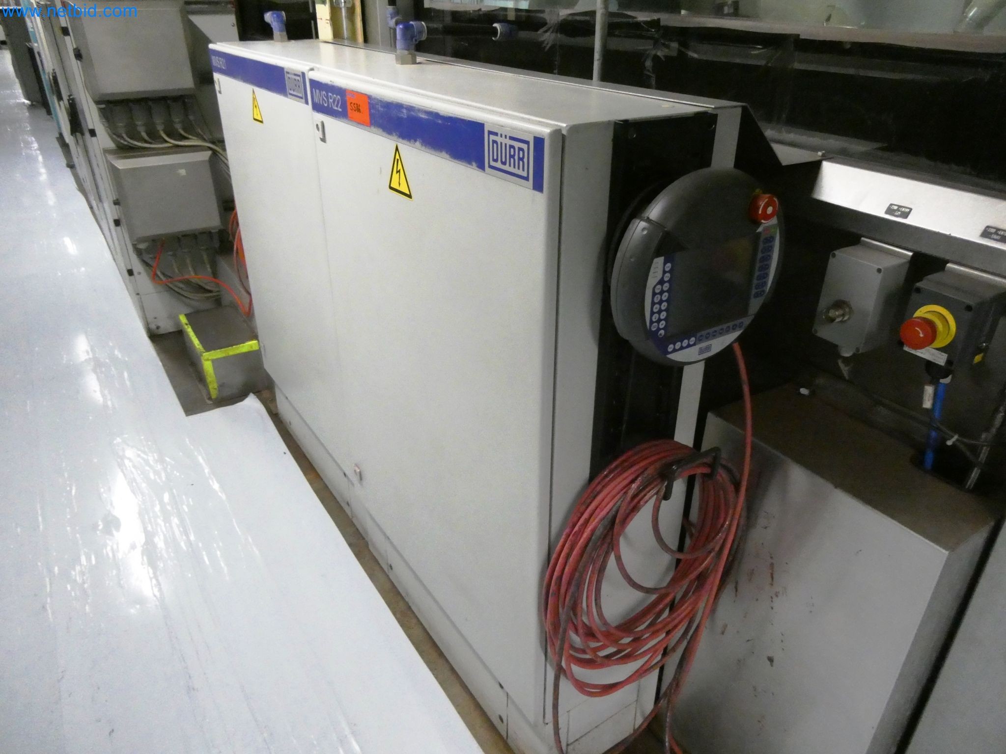 Roboty, svařovací zařízení a montážní příslušenství z automobilového průmyslu-3