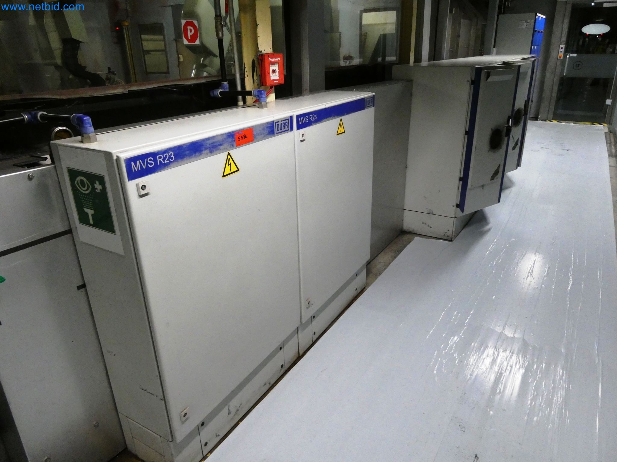 Roboty, svařovací zařízení a montážní příslušenství z automobilového průmyslu-4