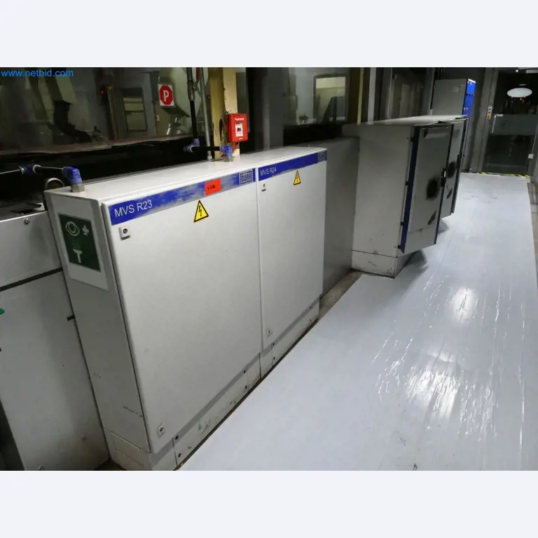 Roboty, svařovací zařízení a montážní příslušenství z automobilového průmyslu-4