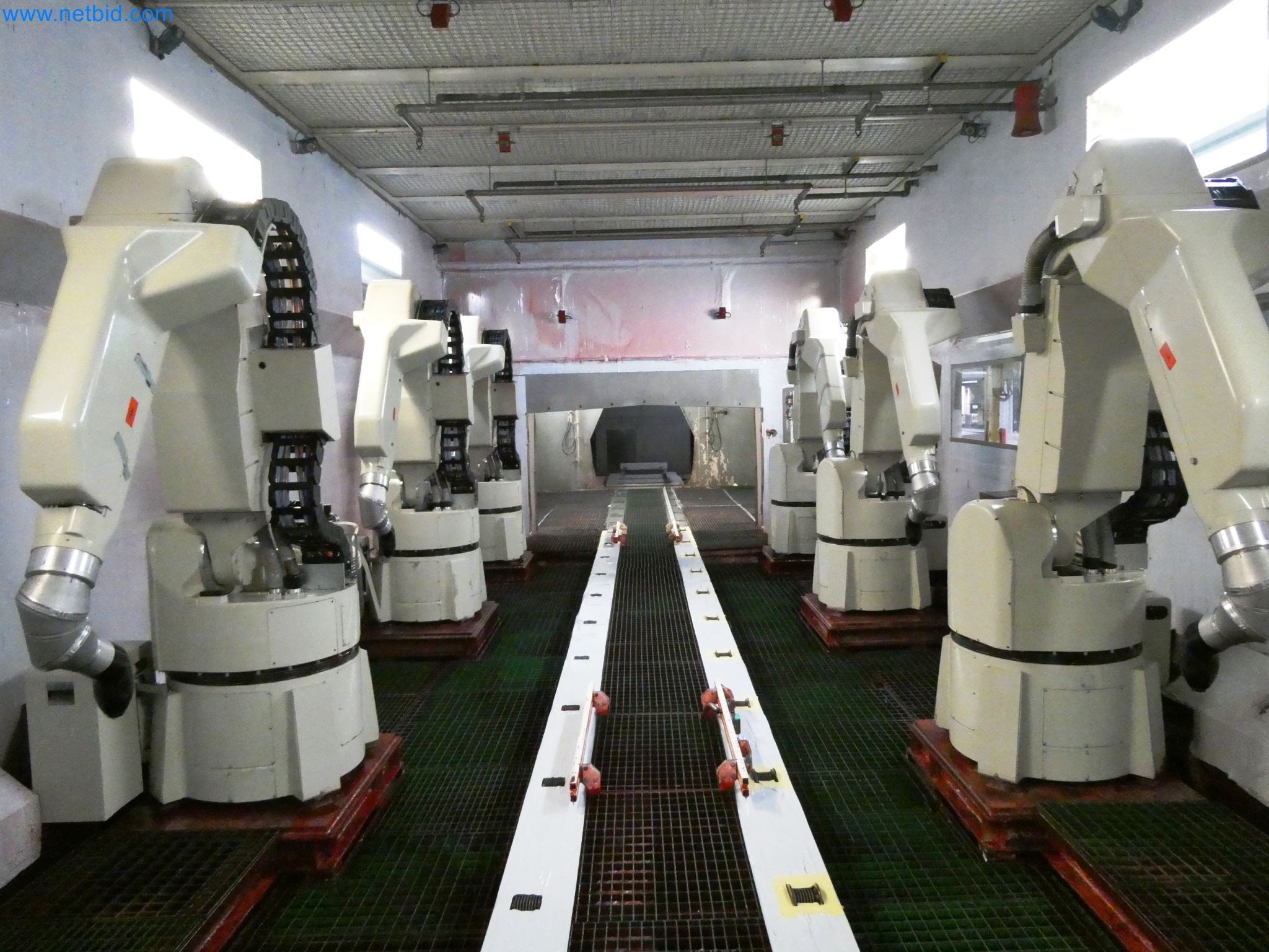 Roboty, svařovací zařízení a montážní příslušenství z automobilového průmyslu-6