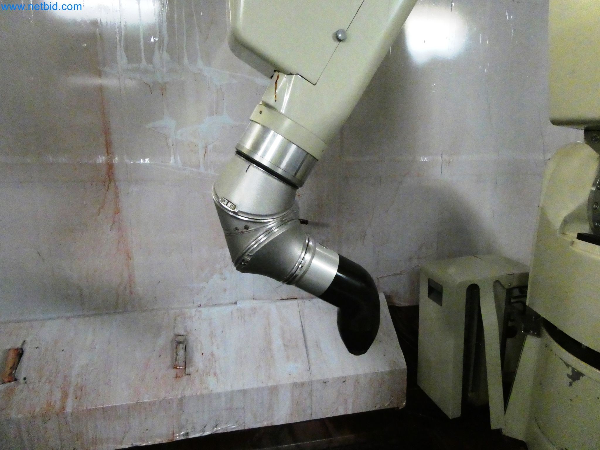 Roboty, svařovací zařízení a montážní příslušenství z automobilového průmyslu-7