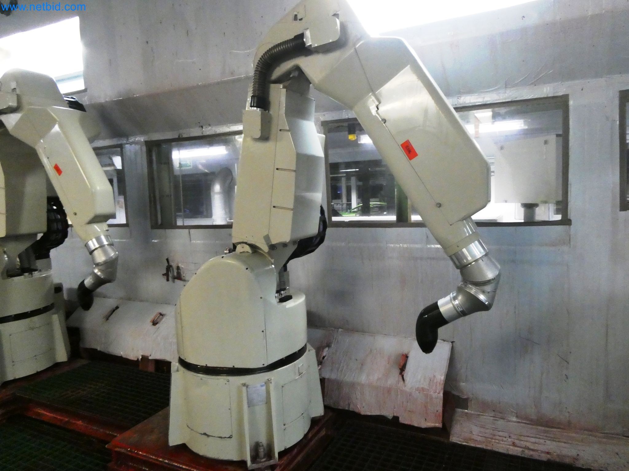 Roboty, svařovací zařízení a montážní příslušenství z automobilového průmyslu-8