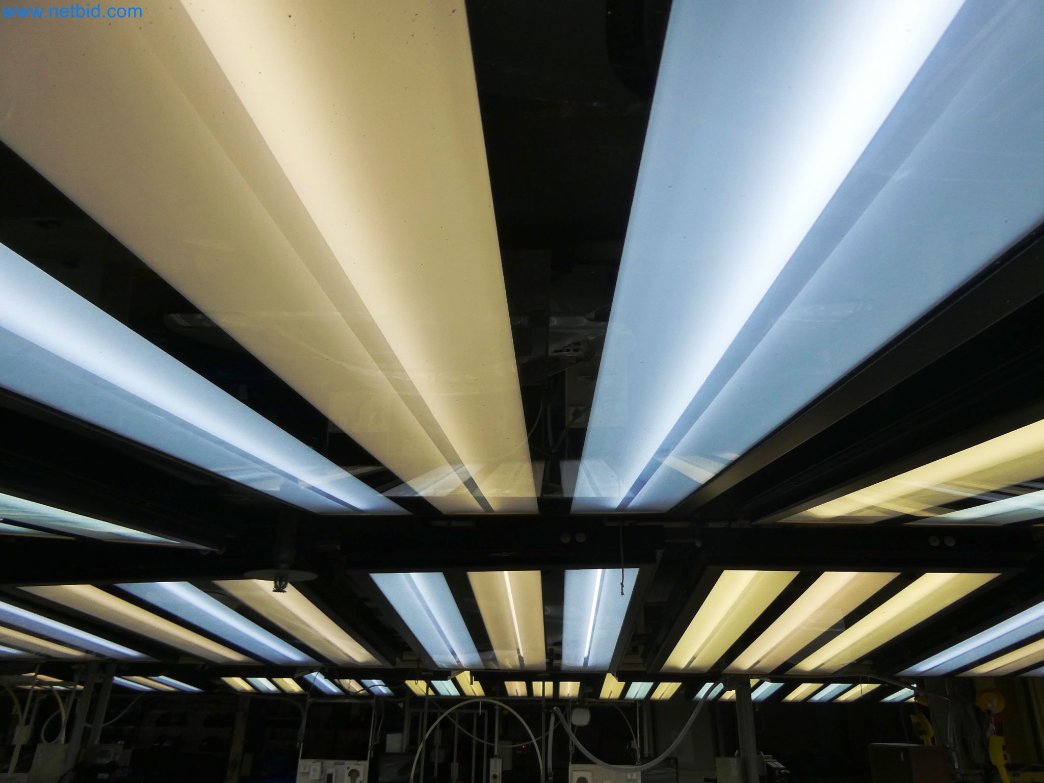 Roboty, svařovací zařízení a montážní příslušenství z automobilového průmyslu-10