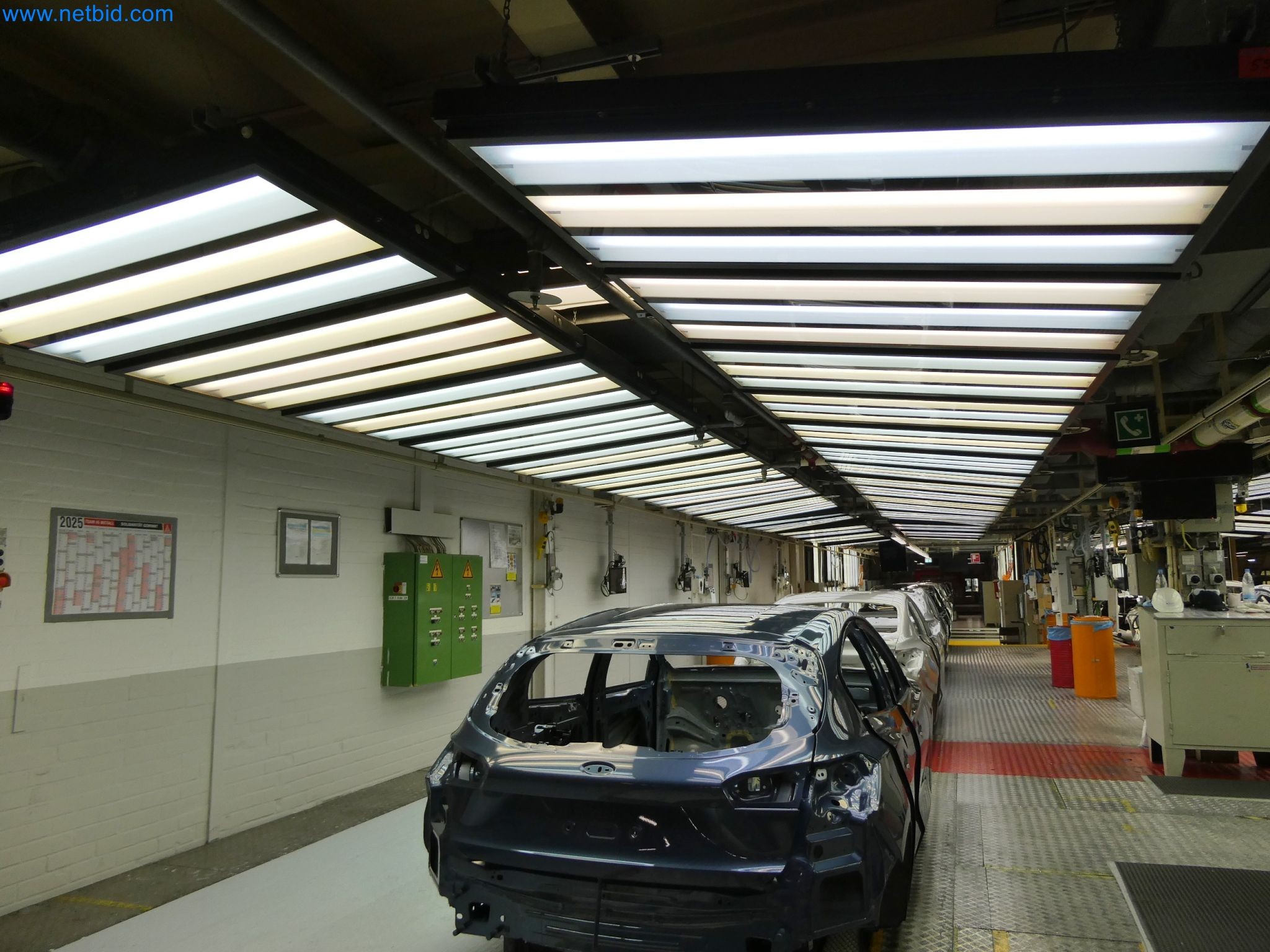 Roboty, svařovací zařízení a montážní příslušenství z automobilového průmyslu-11