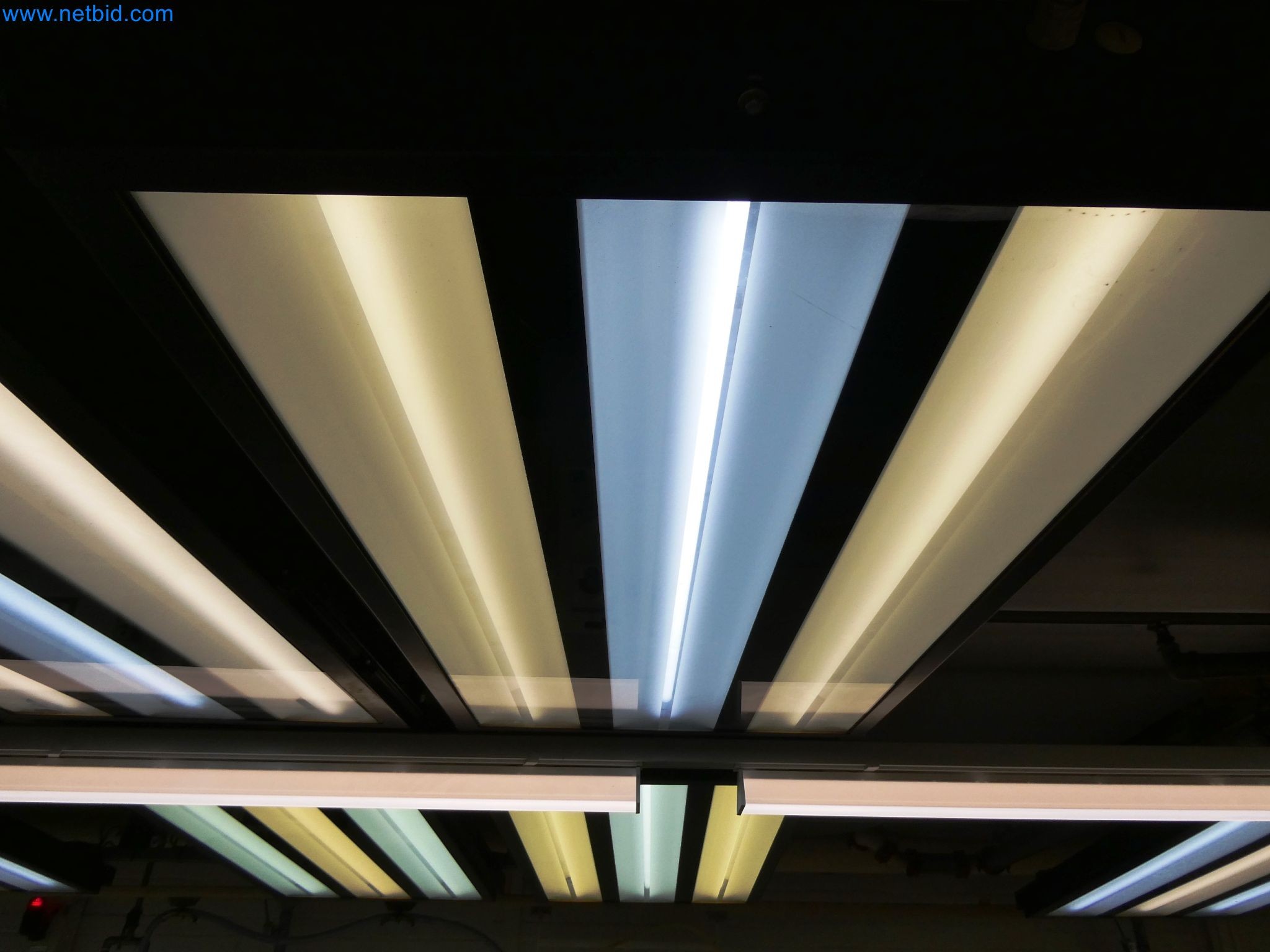 Roboty, svařovací zařízení a montážní příslušenství z automobilového průmyslu-1