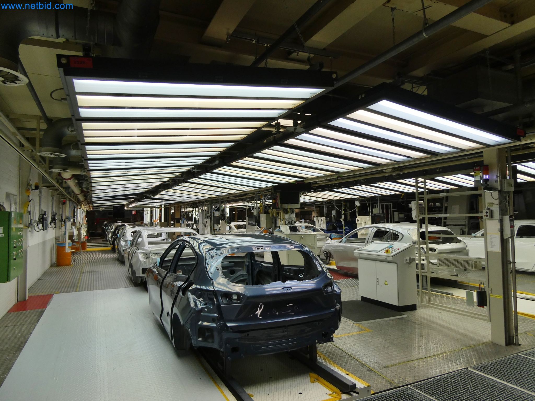 Roboty, svařovací zařízení a montážní příslušenství z automobilového průmyslu-2