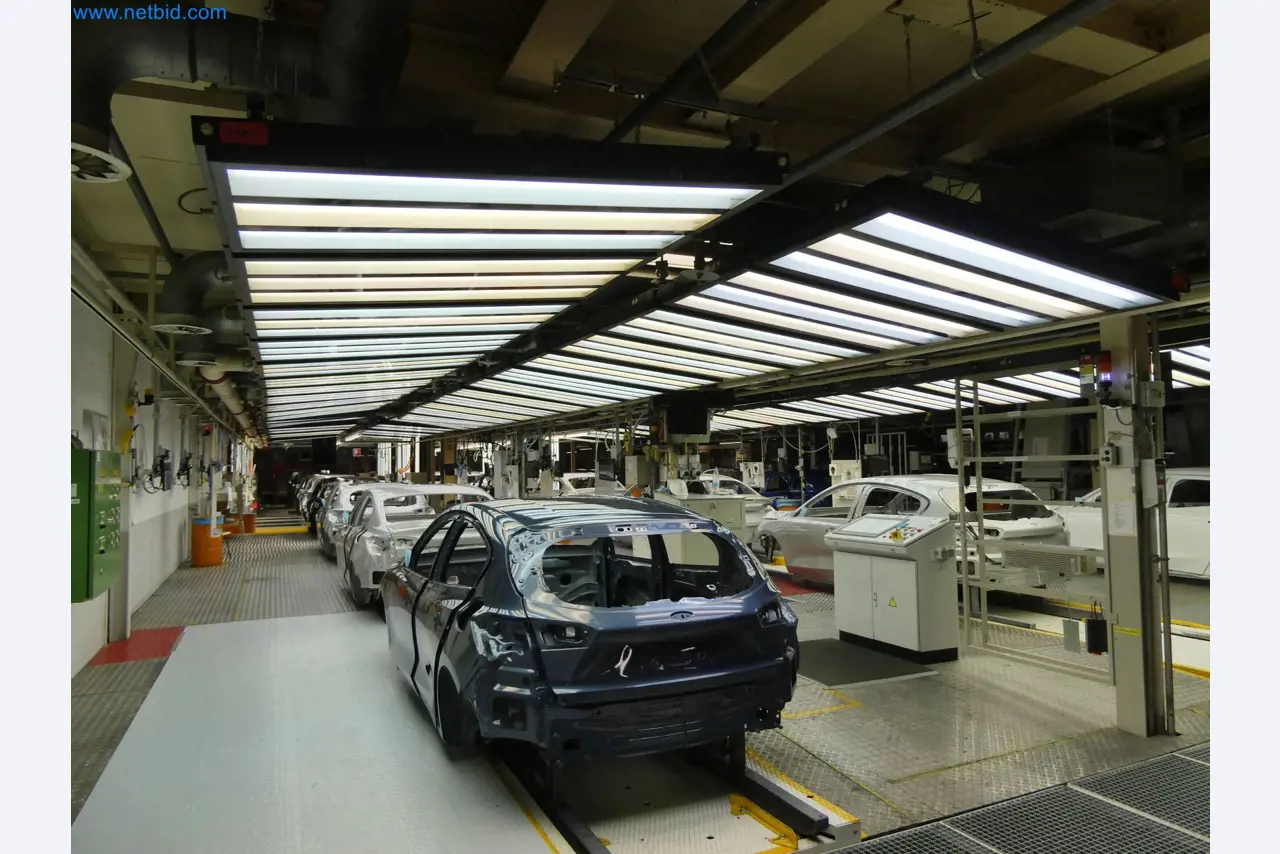 Roboty, svařovací zařízení a montážní příslušenství z automobilového průmyslu-2