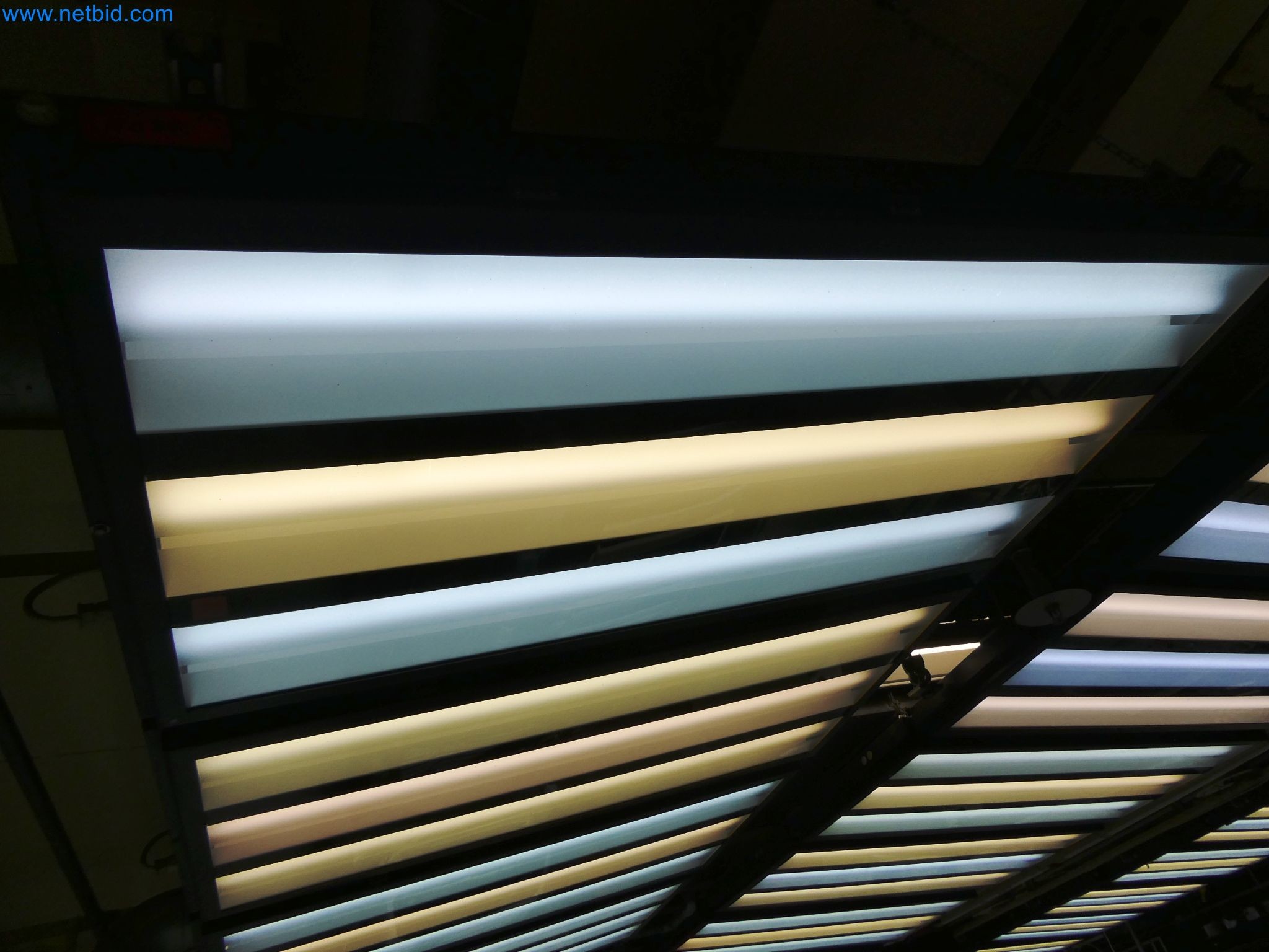 Roboty, svařovací zařízení a montážní příslušenství z automobilového průmyslu-3