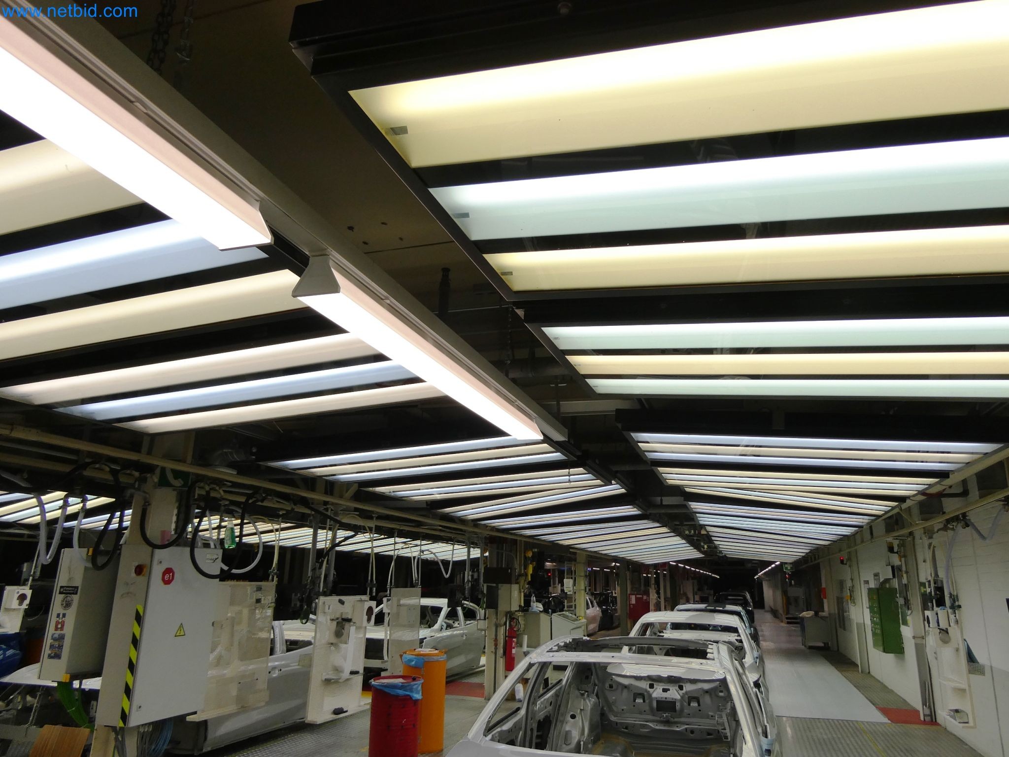 Roboty, svařovací zařízení a montážní příslušenství z automobilového průmyslu-4