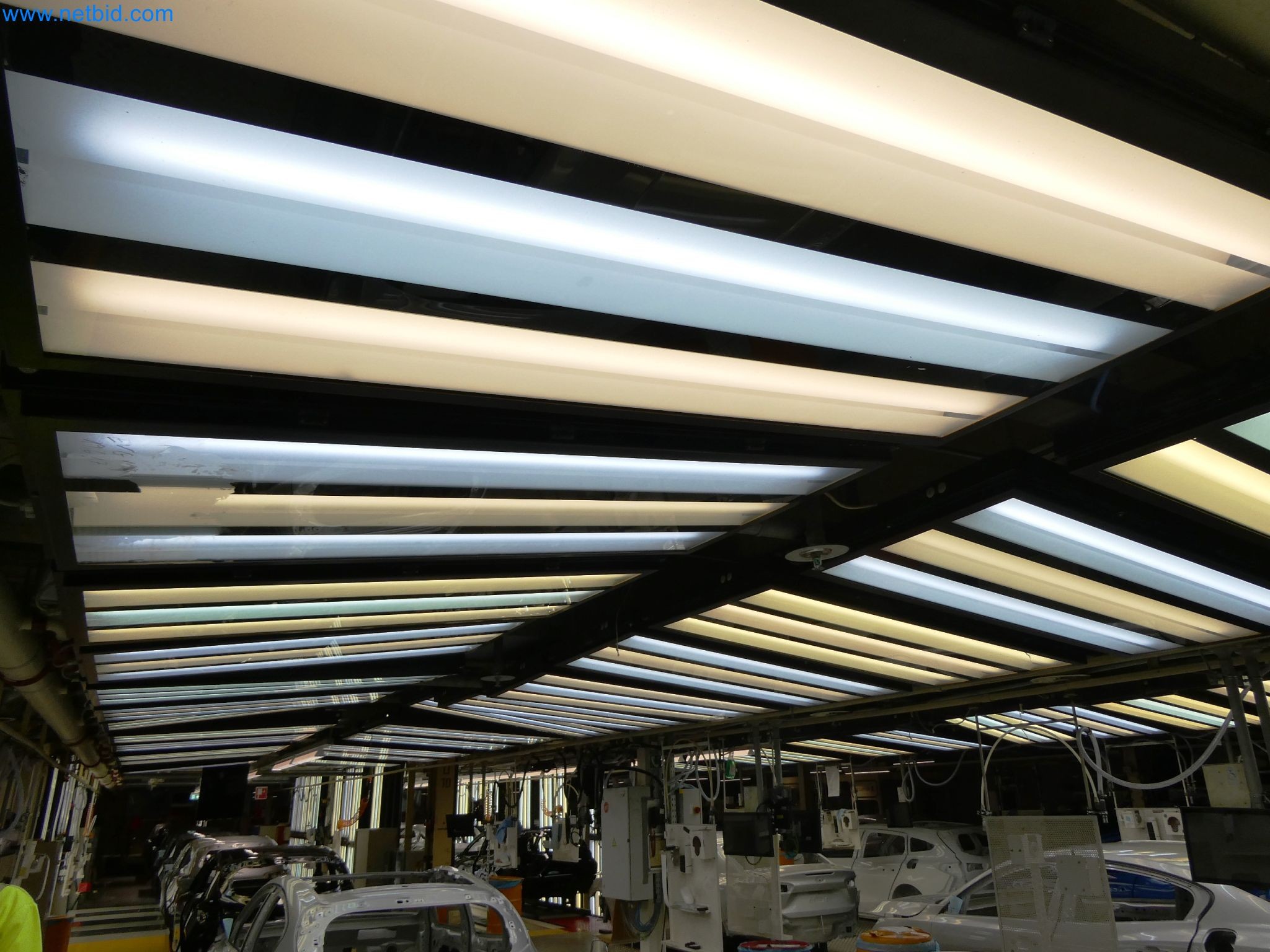 Roboty, svařovací zařízení a montážní příslušenství z automobilového průmyslu-5