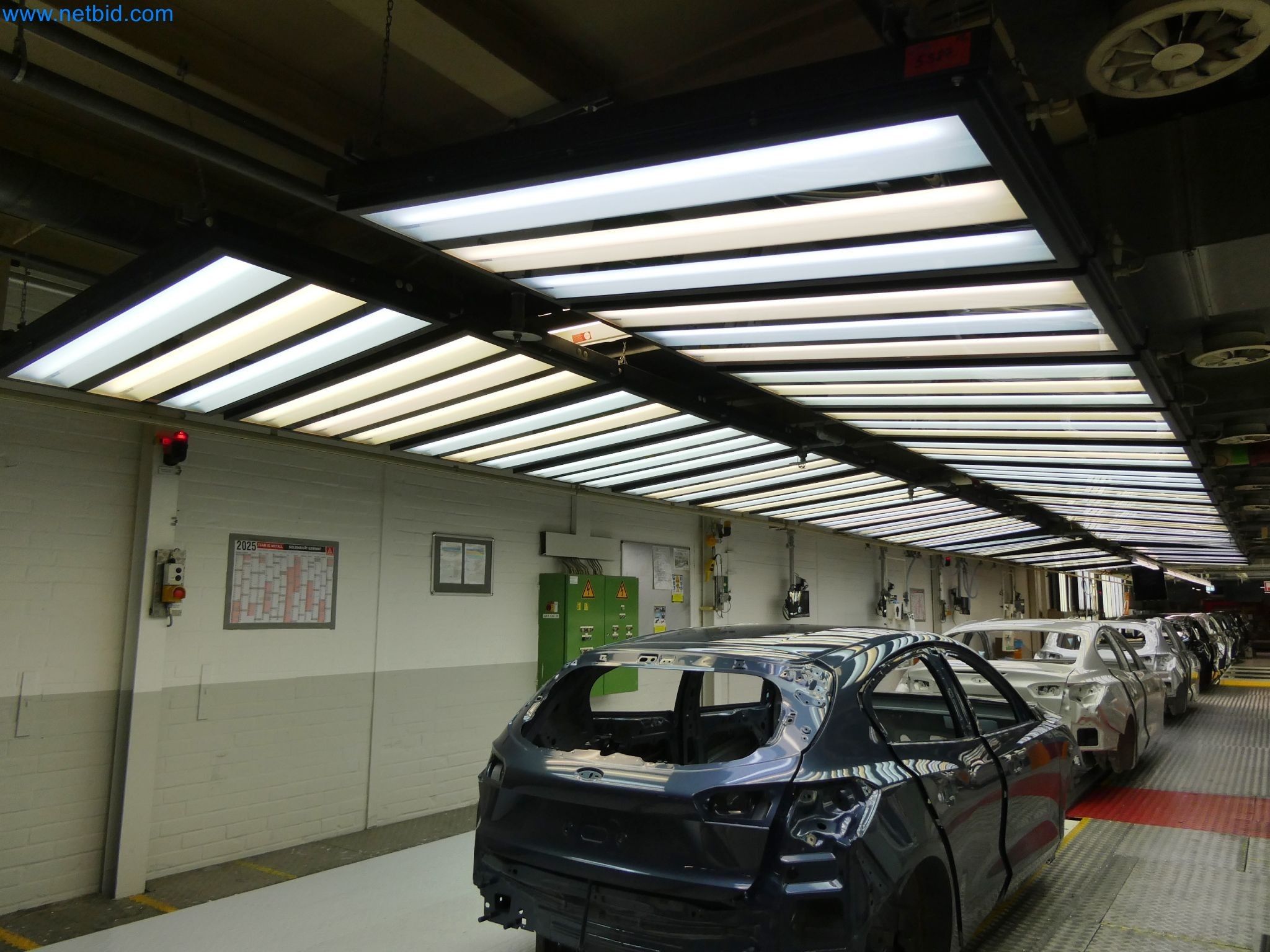 Roboty, svařovací zařízení a montážní příslušenství z automobilového průmyslu-6