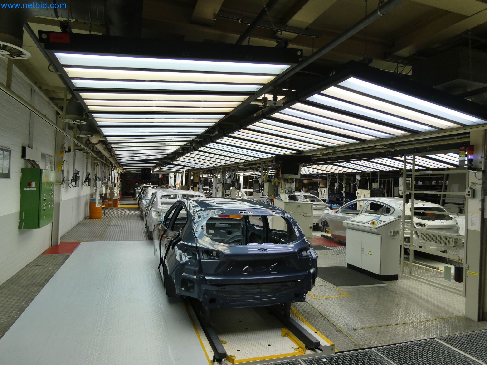 Roboty, svařovací zařízení a montážní příslušenství z automobilového průmyslu-7