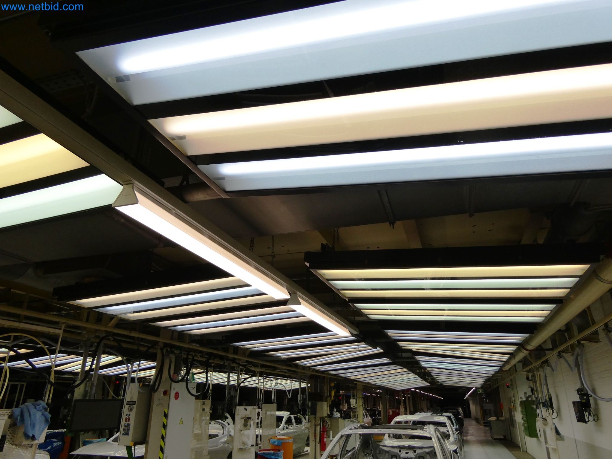 Roboty, svařovací zařízení a montážní příslušenství z automobilového průmyslu-8