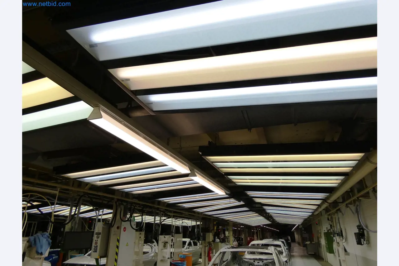 Roboty, svařovací zařízení a montážní příslušenství z automobilového průmyslu-8