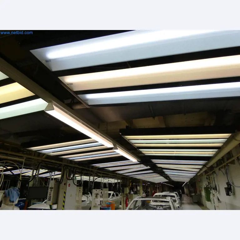 Roboty, svařovací zařízení a montážní příslušenství z automobilového průmyslu-8