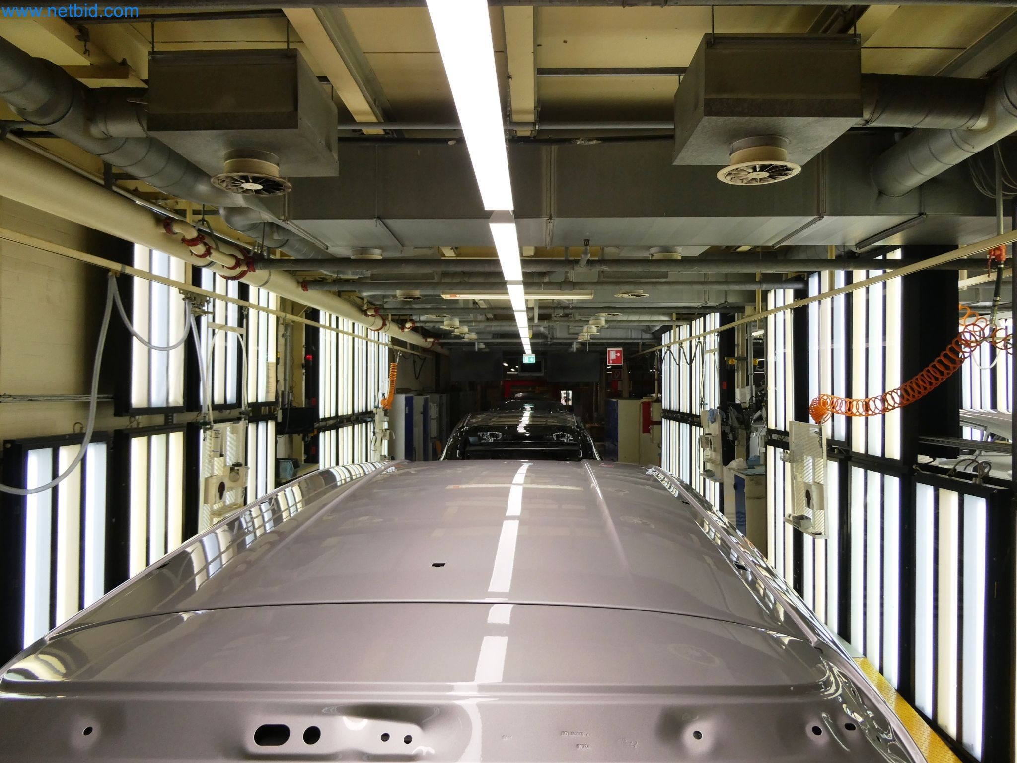 Roboti, varilna oprema in pripomočki za montažo iz avtomobilske industrije-1